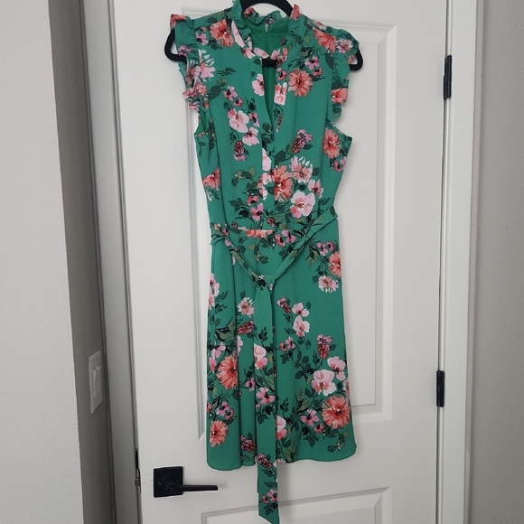 Vince Camuto Dresses & Skirts - Vince Camuto Green Floral Midi Dress
